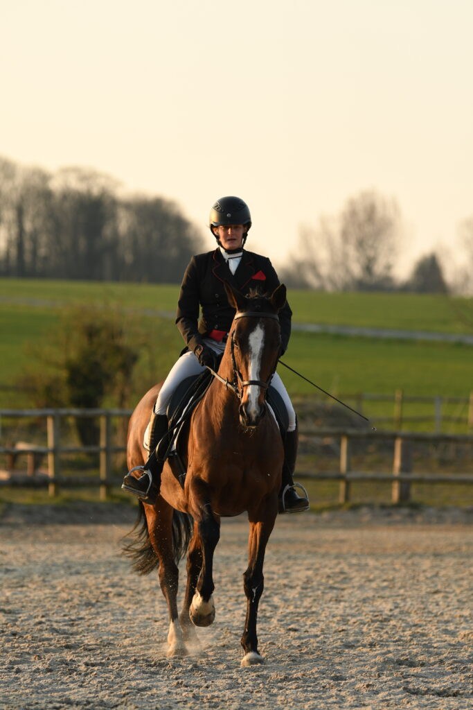 Une cavalière en compétition de dressage