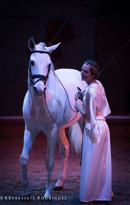 Caroline Vitry travaille un cheval à pied