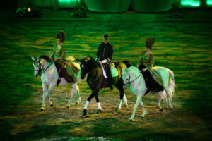 Une reprise de dressage entre les écuyers du Cadre Noir de Saumur et les écuyères du musée du cheval de Chantilly