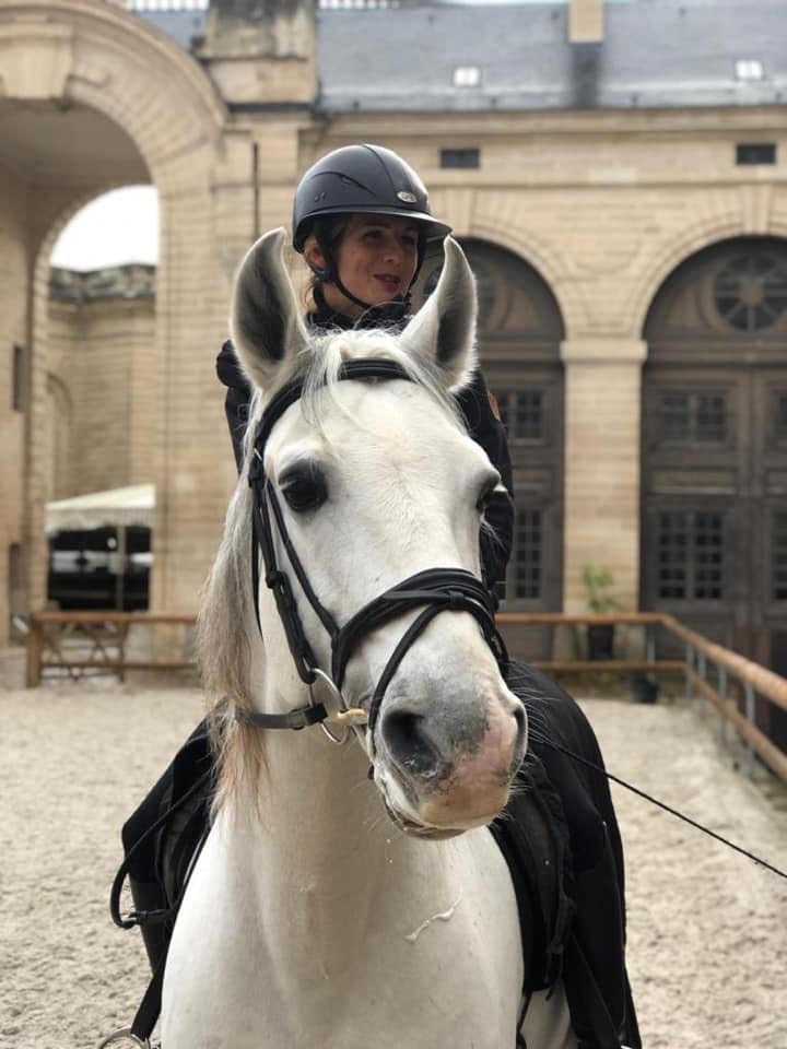 Caroline Vitry à cheval, pendant une séance de dressage