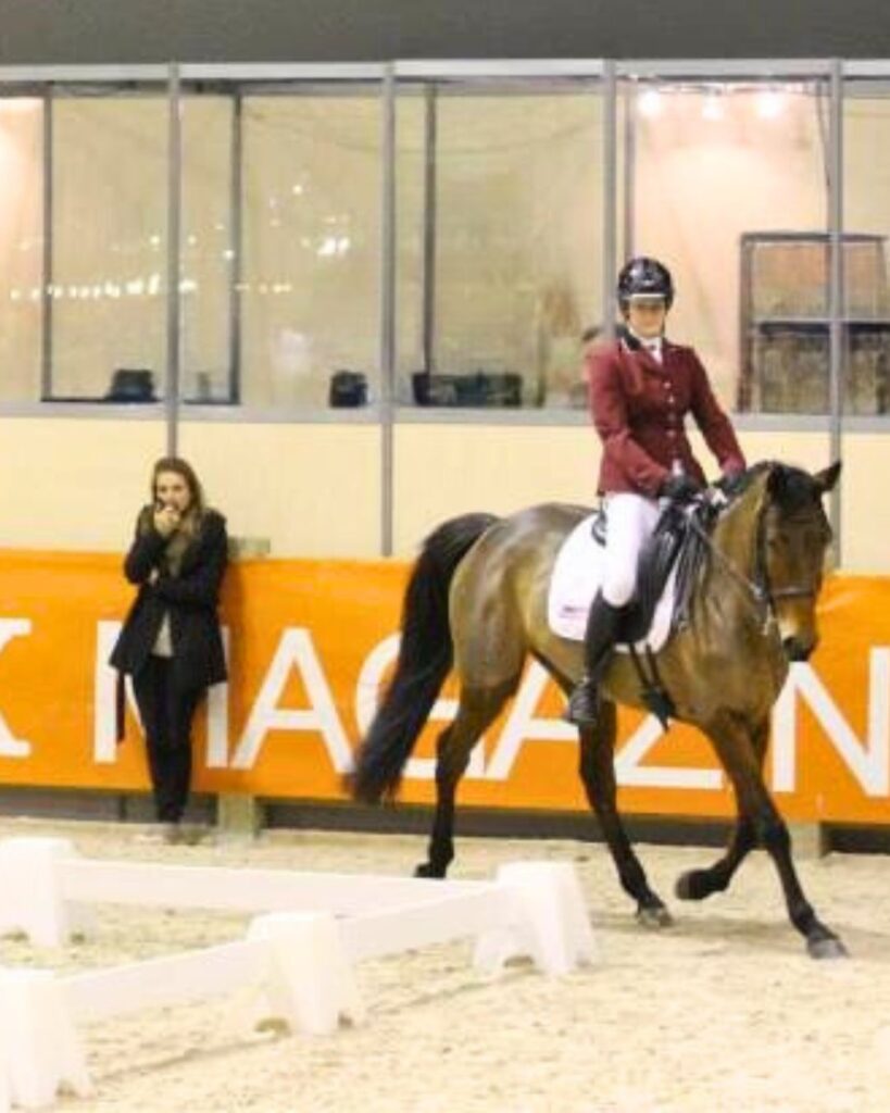 Caroline Vitry donne un cours à l'oreillette