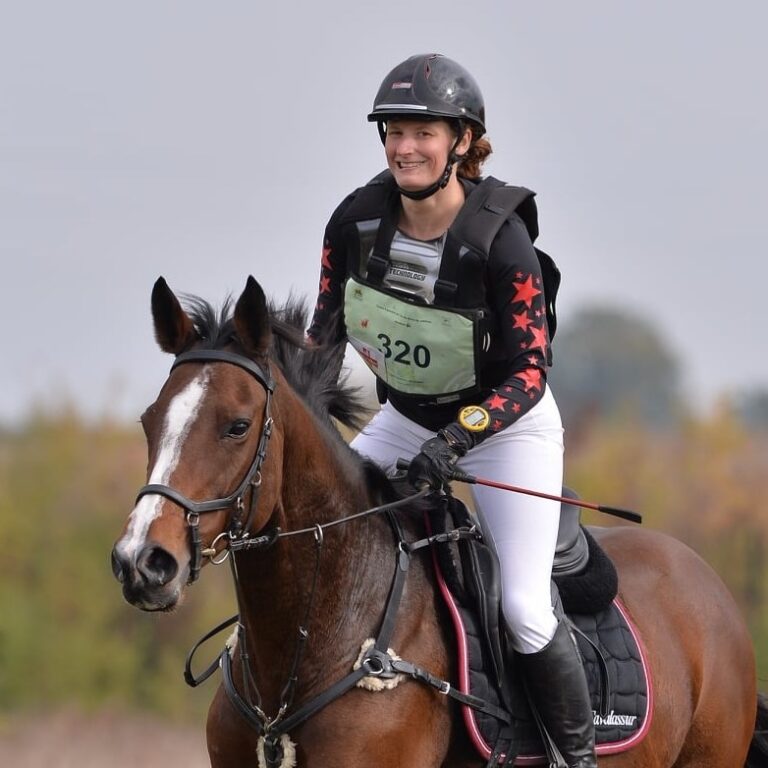 Cavalière de concours complet sur un cross